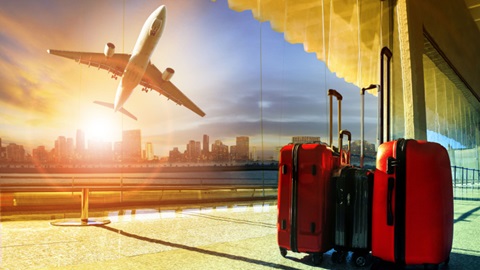 Aereo con bagagli in aeroporto