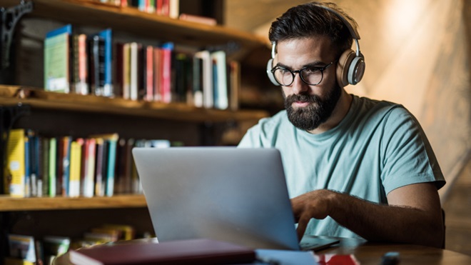 telecom scarlet homme devant laptop