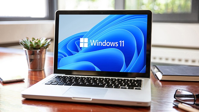 Ordinateur portable ouvert avec page d'accueil de Windows
