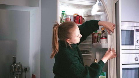 Lisa remplace le joint de la porte du frigo