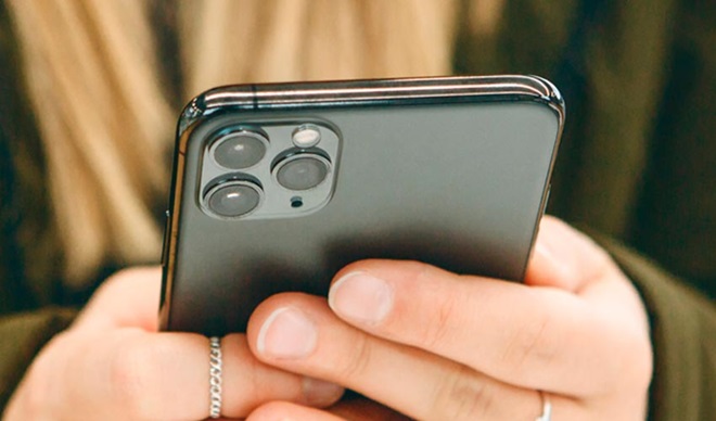 Une personne lit ses e-mails sur son iPhone