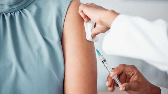 Une personne qui reçoit une dose du vaccin renforcé contre la grippe
