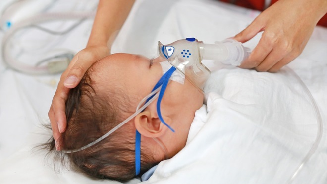 Bébé hospitalisé à la suite de complications à cause du VRS