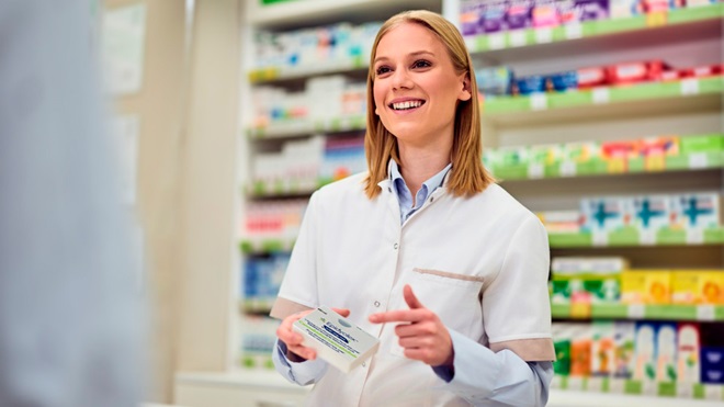 Pharmacienne donnant une préparation magistrale au CBD