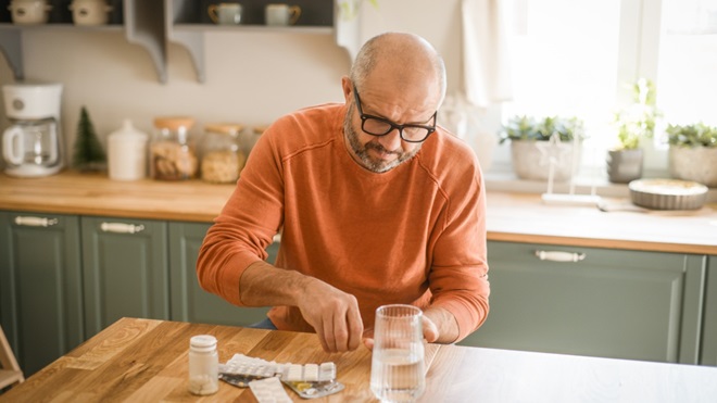 vieil homme qui prend des antibiotiques 
