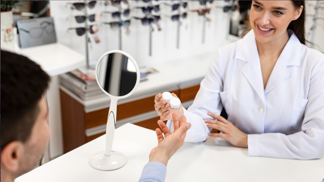 Notre enquête sur la vente de lentilles de contact chez les opticiens