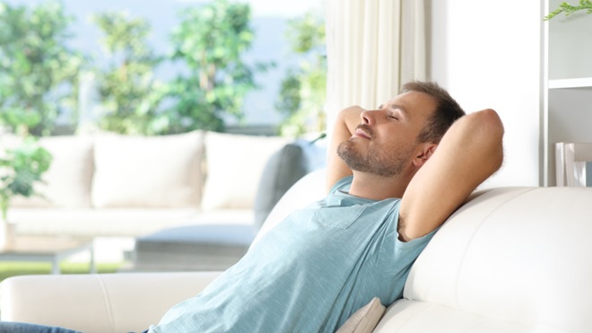 Un homme respire un air de bonne qualité chez lui