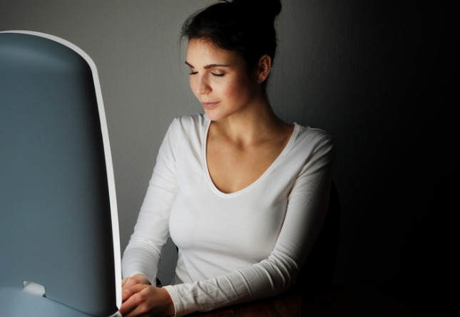 femme devant une lampe lumiere de jour 