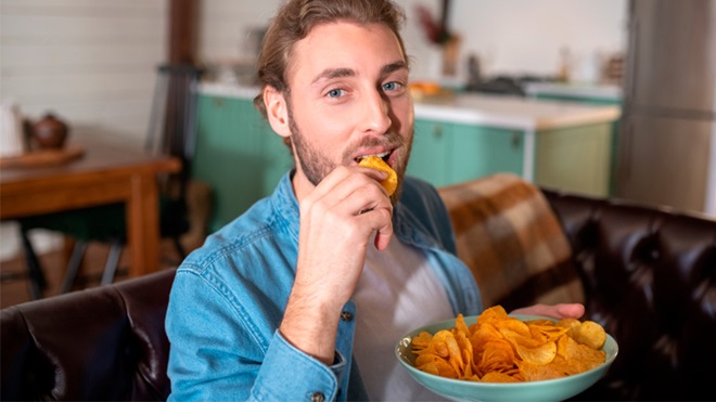 Manger des chips