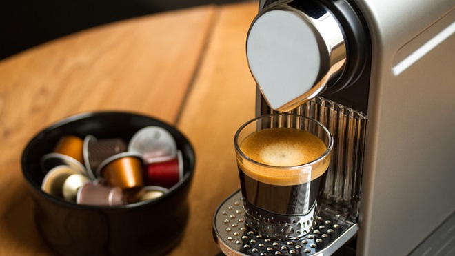 café qui coule depuis une machine Nespresso