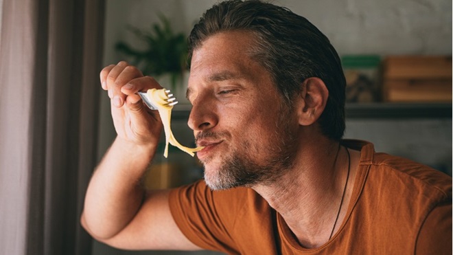Homme qui mange des pâtes tous les jours