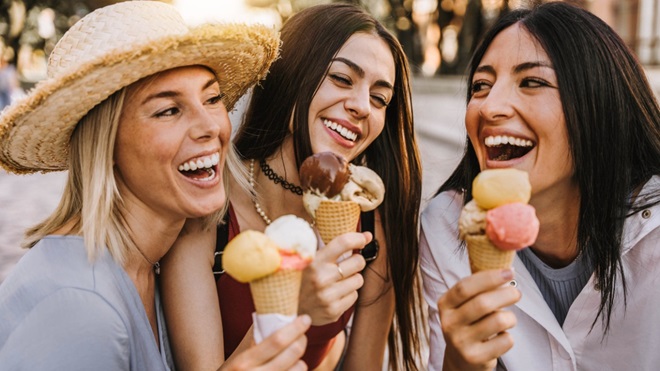 Des personnes mangent une glace