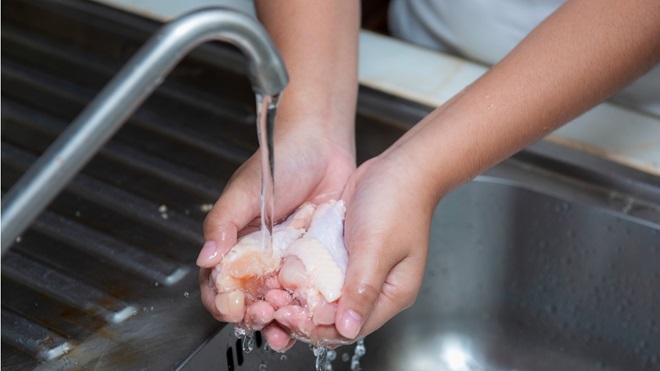 Faut-il laver son poulet avant de le cuisiner?