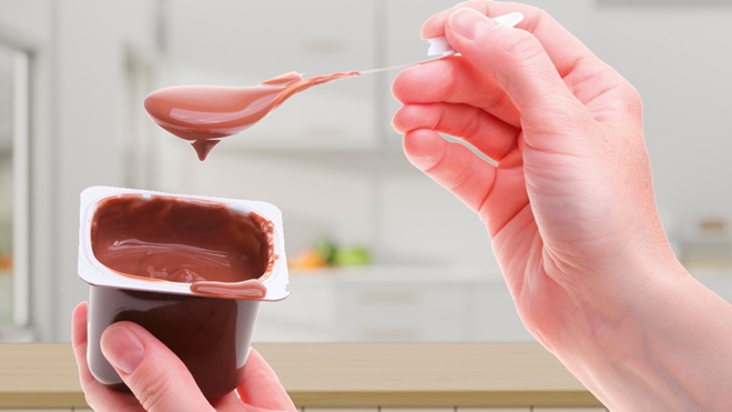 Une cuillère trempée dans un pot de pudding