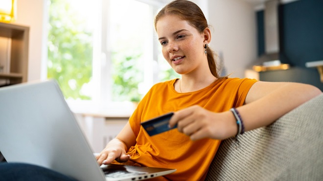 Droits des jeunes : une jeune fille fait un paiement en ligne