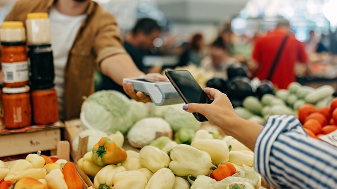 client qui paie électroniquement au marché