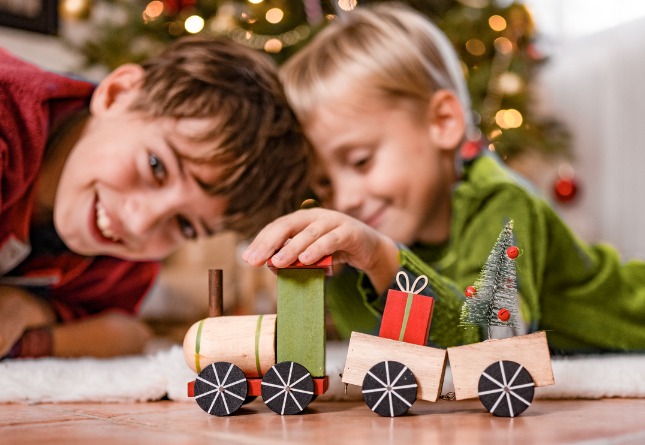 kinderen spelen met houten trein