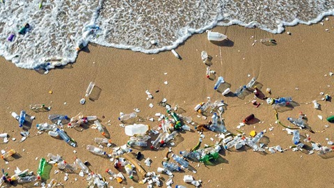 Pollution plastique sur une plage