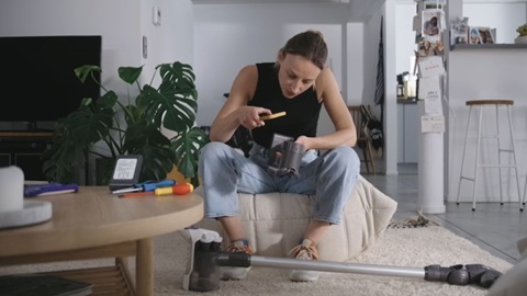 femme répare aspirateur Dyson