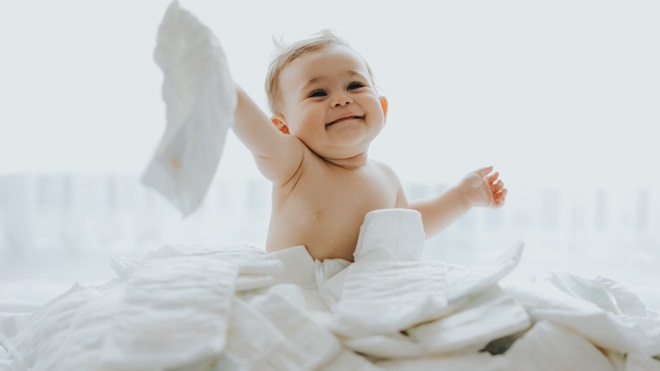 un bébé et des langes