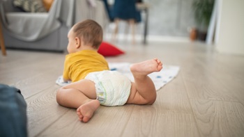 Bébé avec un lange