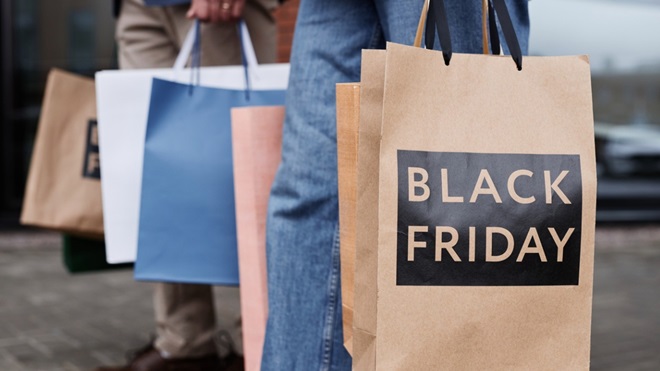 Personnes qui portent des achats effectués pendant le Black Friday