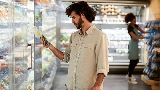 inflation au supermarché homme compare le prix des produits