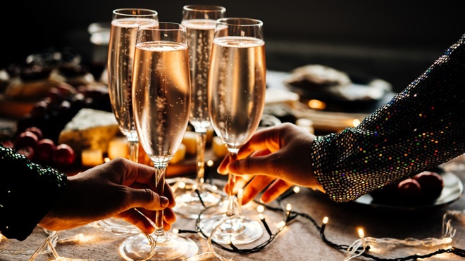 personnes qui trinquent avec du champagne 