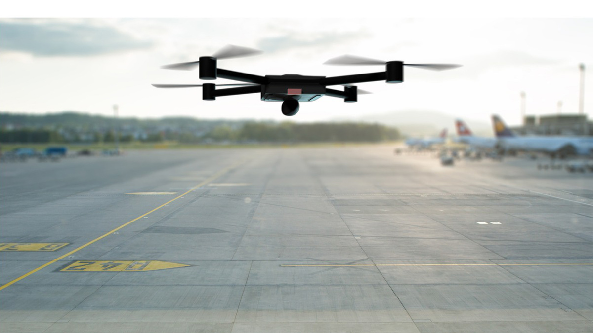 Un drone survole un aéroport et sa piste d'atterrissage