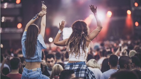 Meisjes zitten in de nek van vrienden op festival Pukkelpop