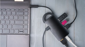 Un hub USB connecté à un ordinateur