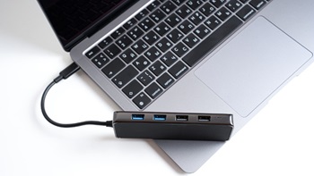 Un hub USB-C connecté à un ordinateur portable