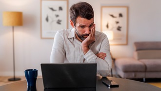 un homme devant son ordinateur effectue une mise à jour de Windows 10 à Windows 11