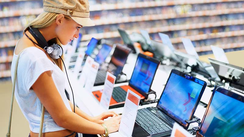 Une cliente choisit son nouveau portable