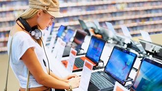 Une cliente choisit son nouveau portable