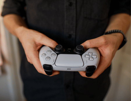 un homme tenant une manette dualsense pour playstation 5
