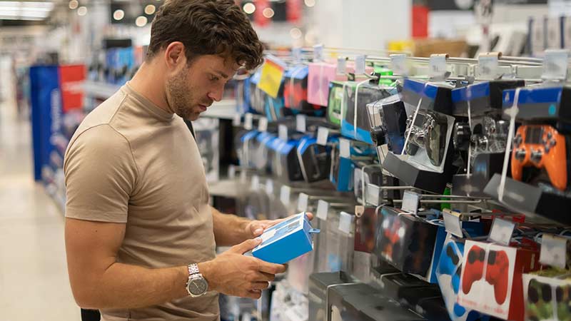 la personne fait le choix des articles de gaming