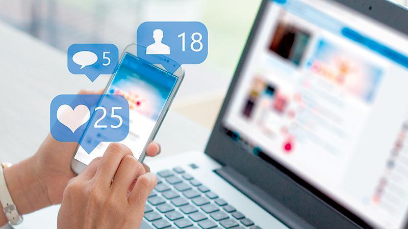 Réseaux sociaux sur ordinateur et smartphone