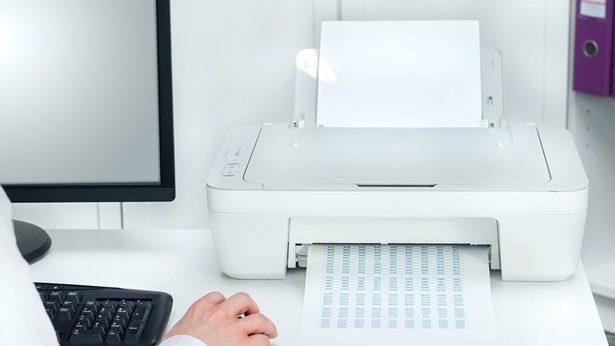 Une imprimante sur un bureau.