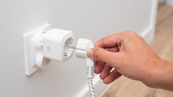 Une prise connectée dans laquelle on introduit la fiche d'un appareil électrique