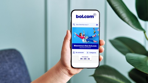 Bol.com, la plateforme de vente en ligne hollandaise, est désormais disponible en français via une application mobile. Ses offres sont-elles moins chères et donc plus intéressantes que celles de la concurrence (Coolblue, Vanden Borre, MediaMarkt, Krefel, Fnac) ? Les experts de Test-Achats ont procédé à un coup de sonde, via leurs comparateurs, pour six produits hightech et en petit électro, pour le savoir.