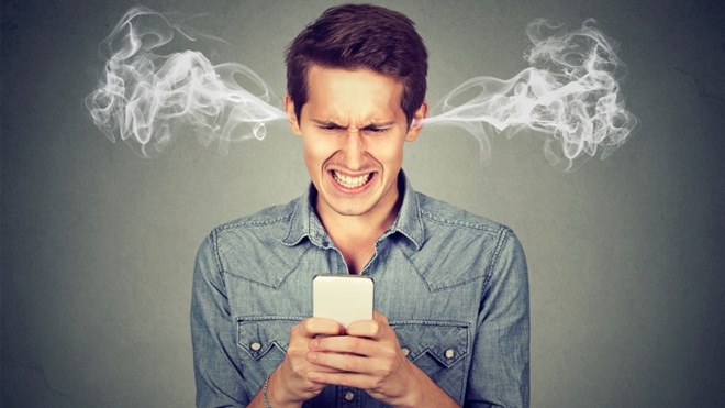 Un homme reçoit des SMS payants non-sollicités