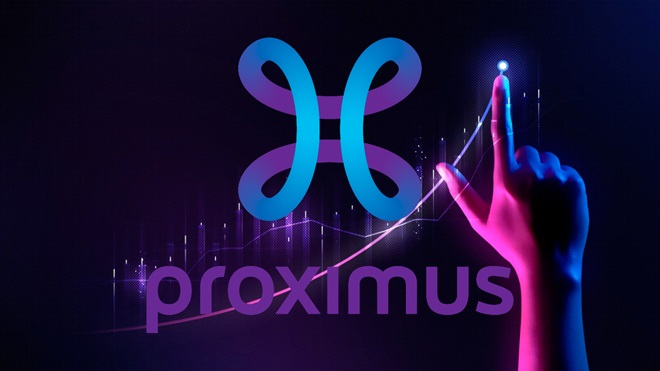 femme qui regarde son gsm proximus abonnement