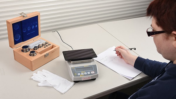 Tablet wordt gewogen