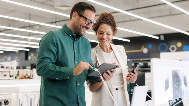 Un couple qui achète une tablette en magasin