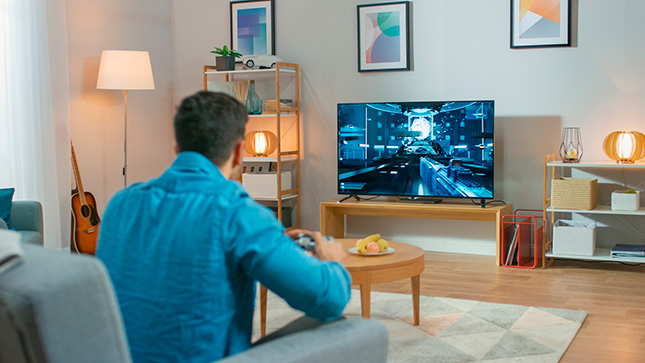 Homme quu joue aux jeux vidéos