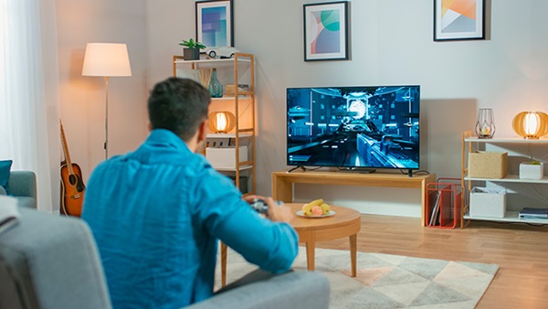 Homme quu joue aux jeux vidéos