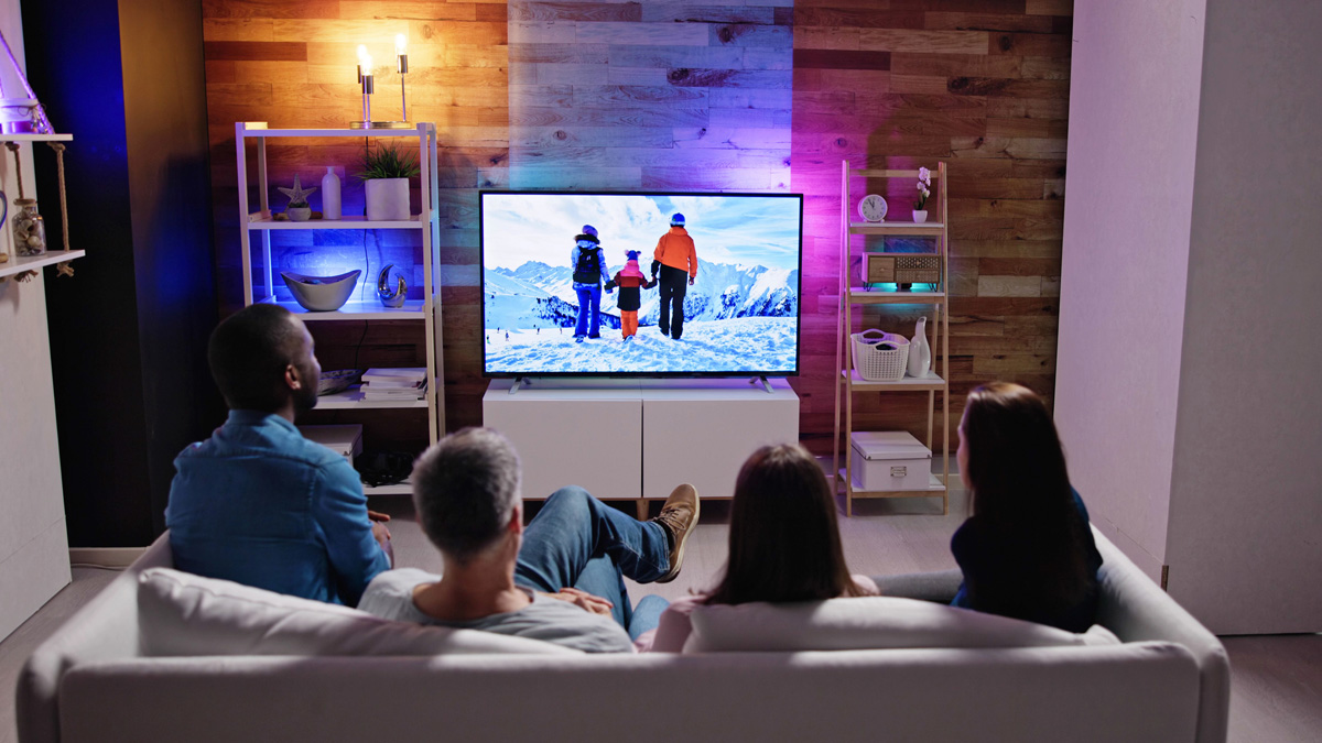 Famille qui regarde la TV sur un modèle haut de gamme