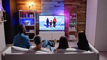 Famille qui regarde la TV sur un modèle haut de gamme