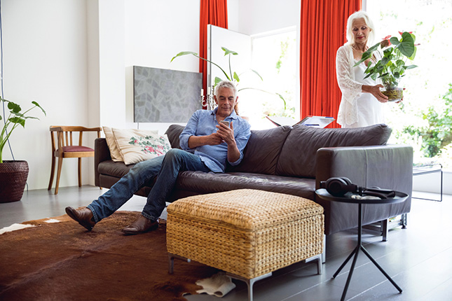 Couple âgée qui utilise un smartphone pour comparer tarifs télécom